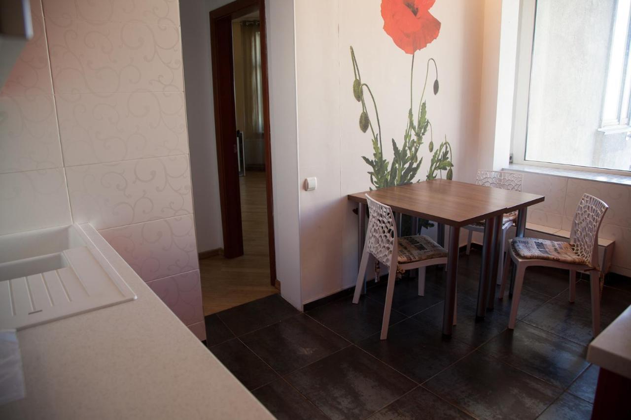 Two Bedroom Apartment With Balcony キエフ エクステリア 写真