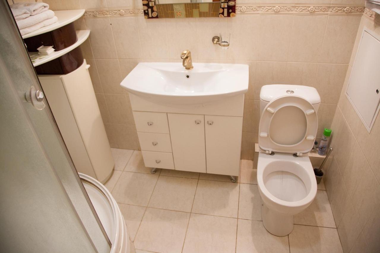 Two Bedroom Apartment With Balcony キエフ エクステリア 写真
