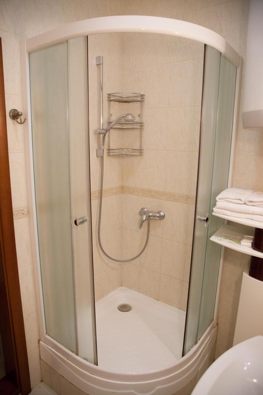 Two Bedroom Apartment With Balcony キエフ エクステリア 写真