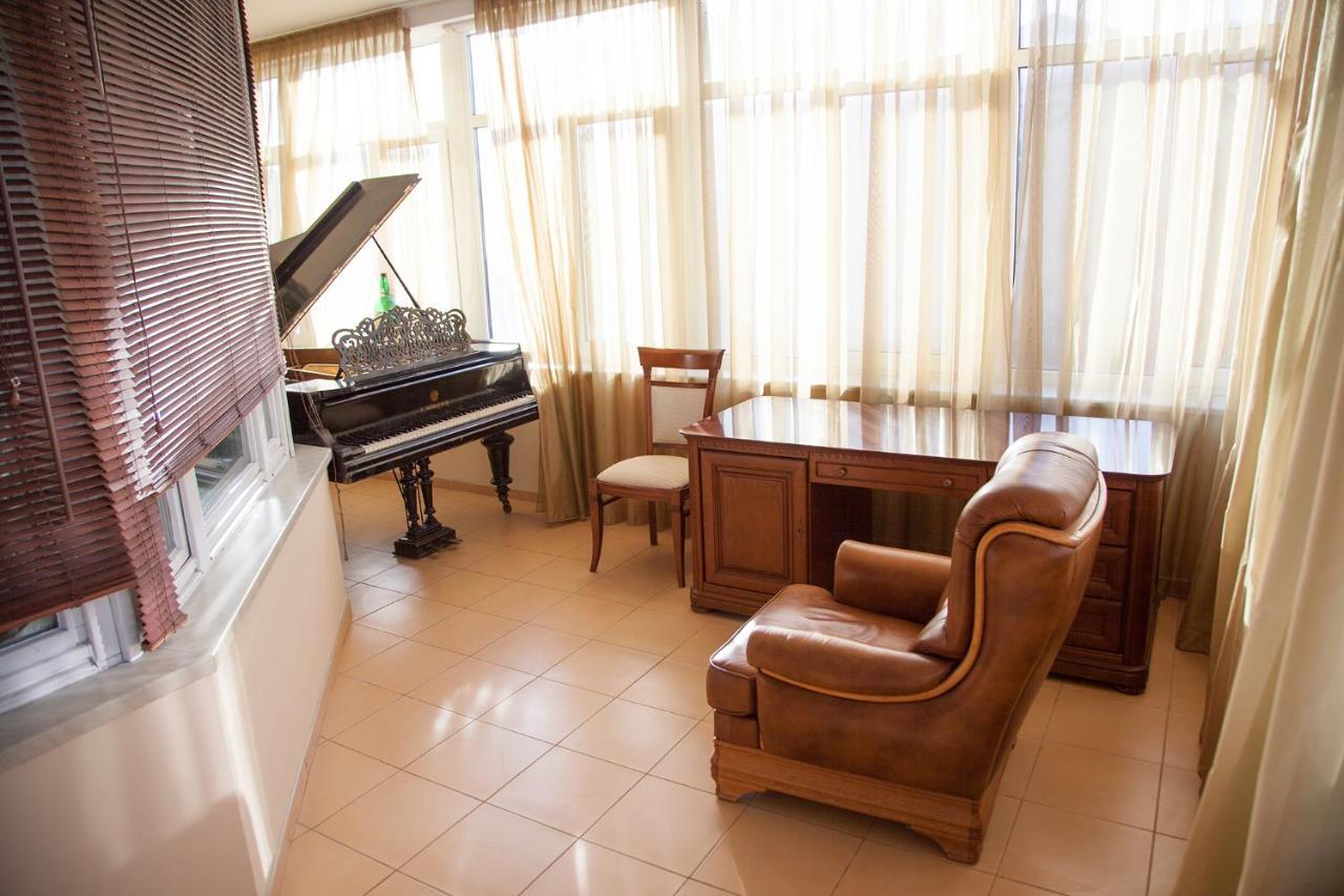 Two Bedroom Apartment With Balcony キエフ エクステリア 写真