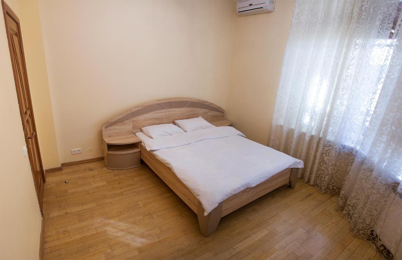Two Bedroom Apartment With Balcony キエフ エクステリア 写真