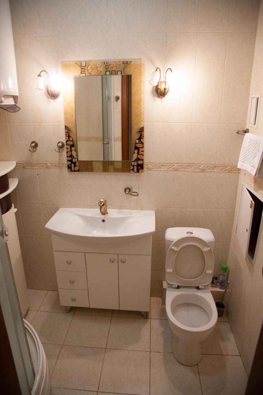 Two Bedroom Apartment With Balcony キエフ エクステリア 写真